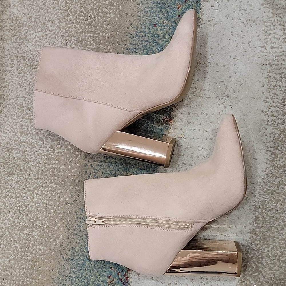 Ankle boots booties. Size us 8. Eu39